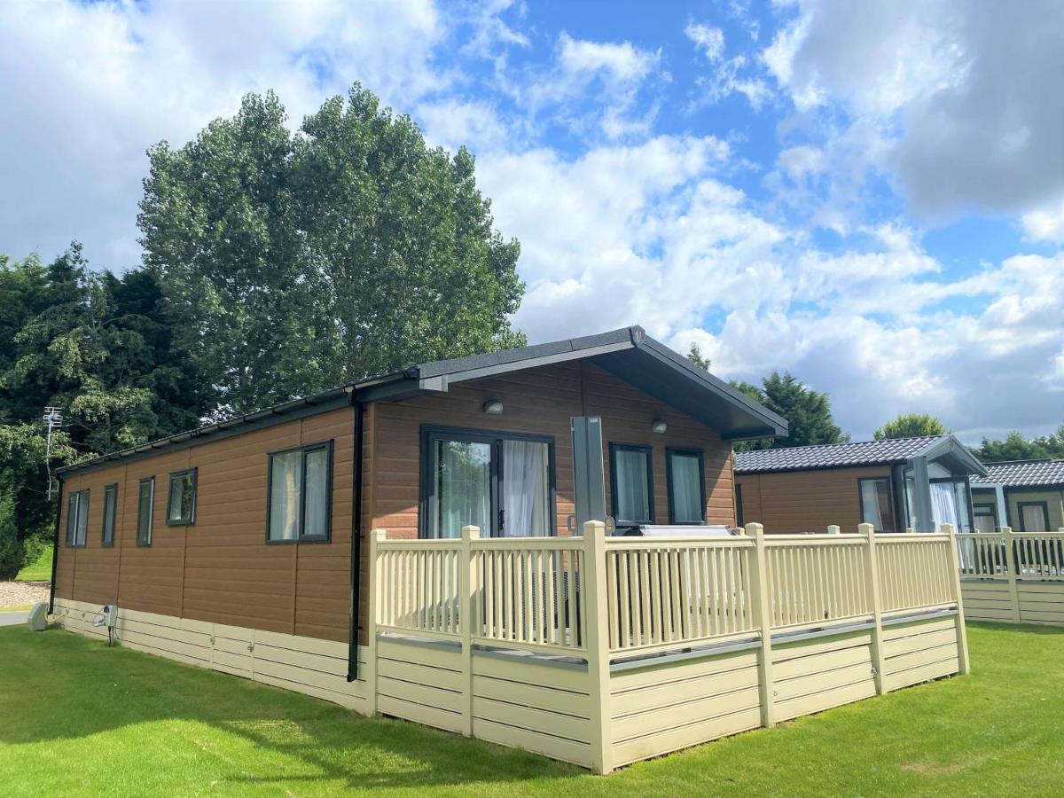 The Yorkshire Burrow Lodge With Hot Tub Εξωτερικό φωτογραφία